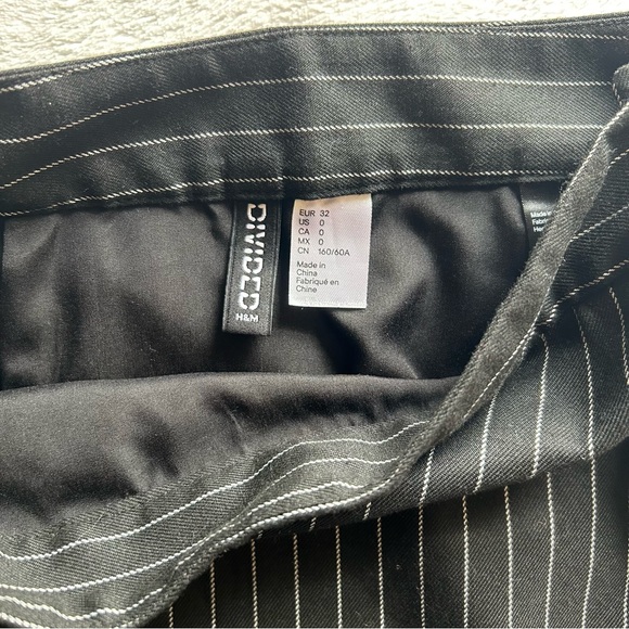 H&M DIVIDED X BlackPink Black / Pinstriped Skirt ( Size 0 ) - Picture 4 of 6